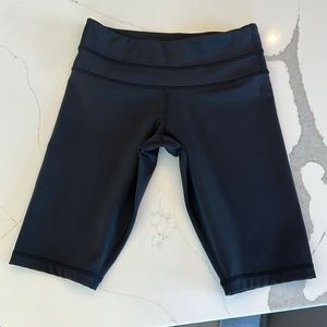 Lululemon black biker style workout shorts -size 4